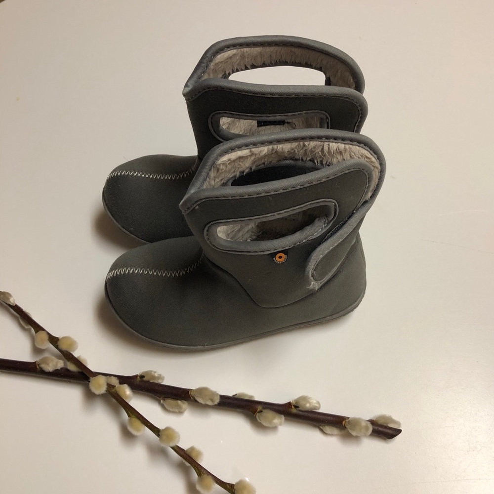 Little Kids’ Gray Bogs snow boots size 10